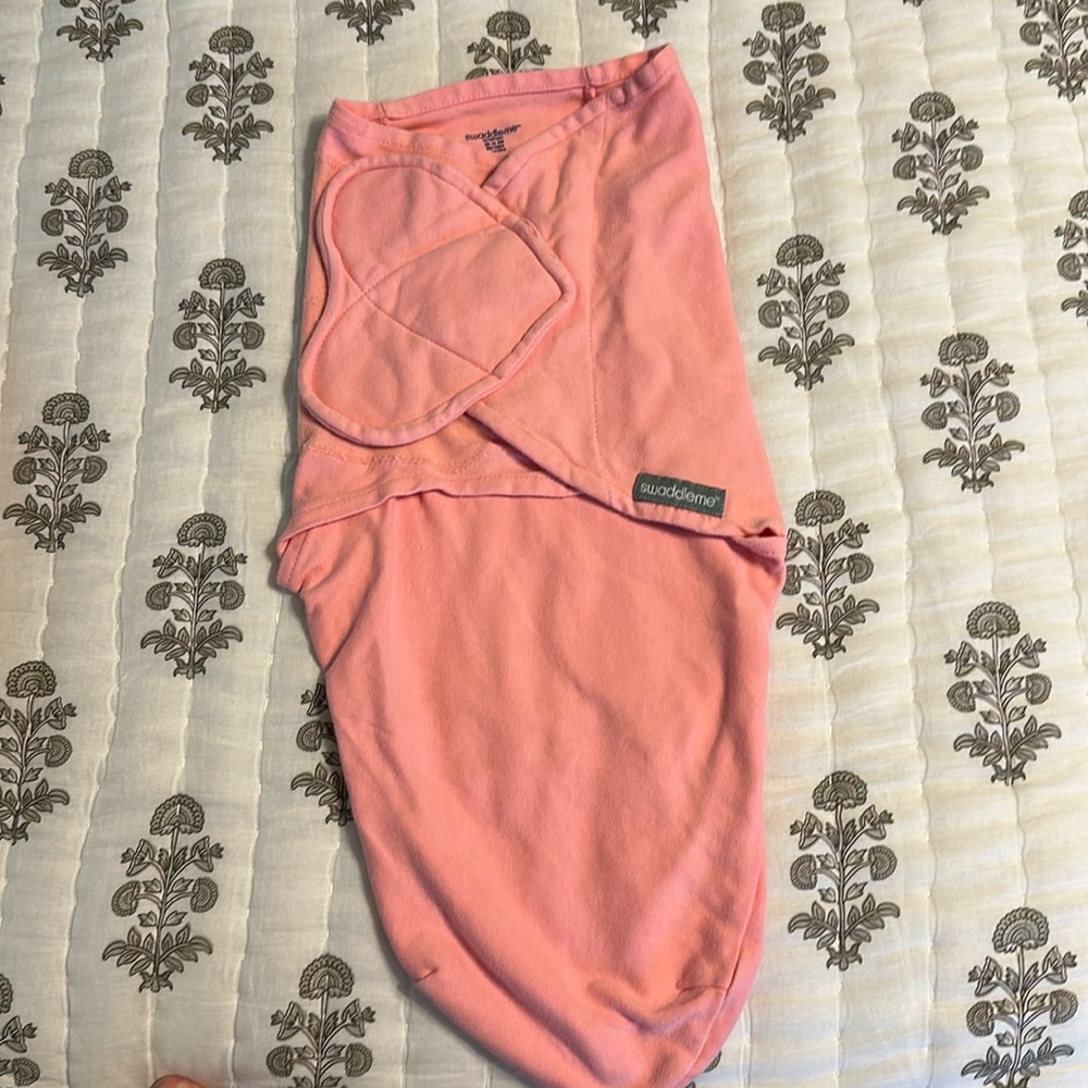 EUC SwaddleMe 0-3 Month Velcro Swaddle